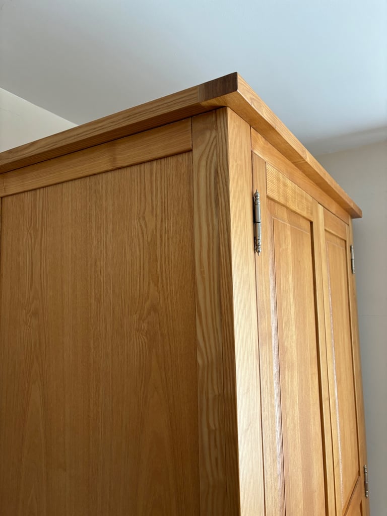 Beautiful ‘Sleepy Valley’ Solid Oak large double wardrobe with 2 spacious drawers like new DELIVERY