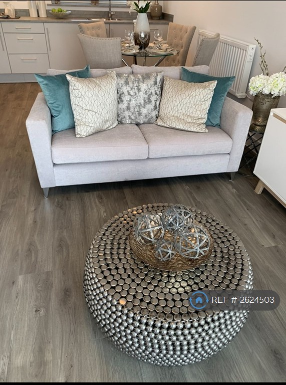 image for 2 bedroom flat in Aspect Place, Hersham, Walton-On-Thames, KT12 (2 bed) (#2624503)