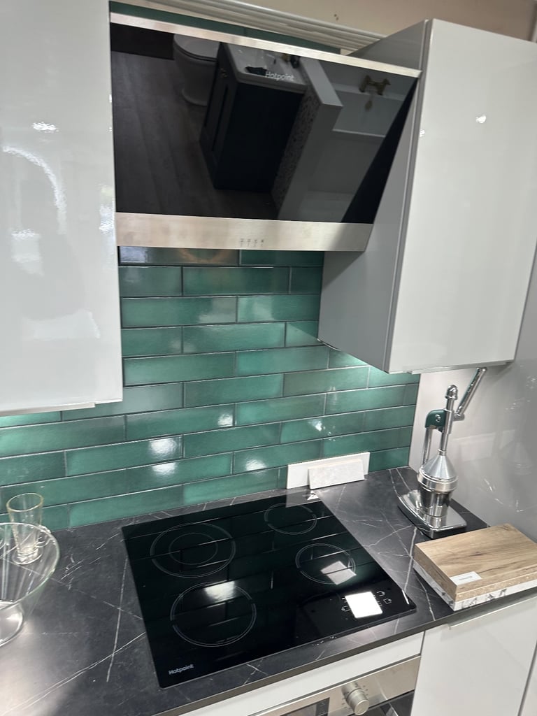 Ex-Display Symphony Gloss Platinum Kitchen – Complete with Appliances, Worktops & Lighting