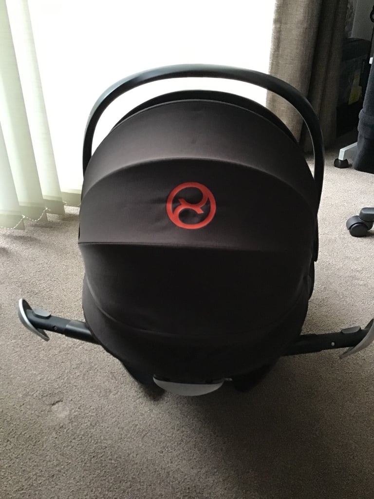 Cybex Cloud Q Car Seat in Dessert Khaki colour and isoFix base