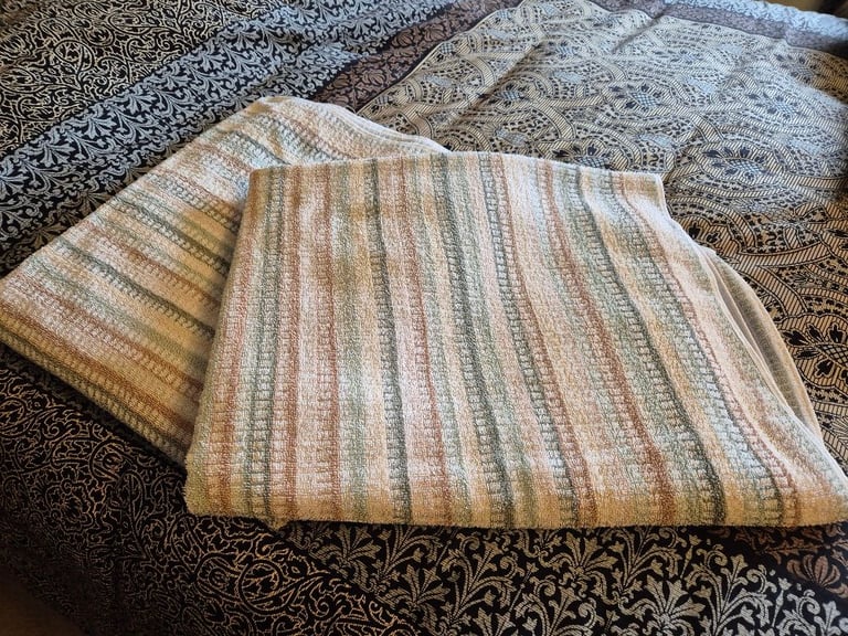 image for 2 bath sheets good condition