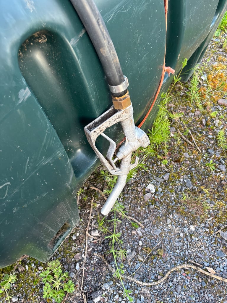Oil tank complete with dispensing hose 