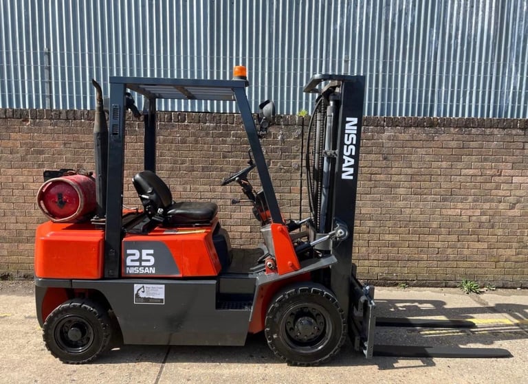 Nissan 2.5t gas forklift, clear view mast, sideshift 