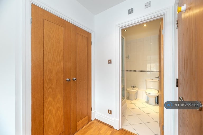 2 bedroom flat in Warren House, London, W14 (2 bed) (#2669985)