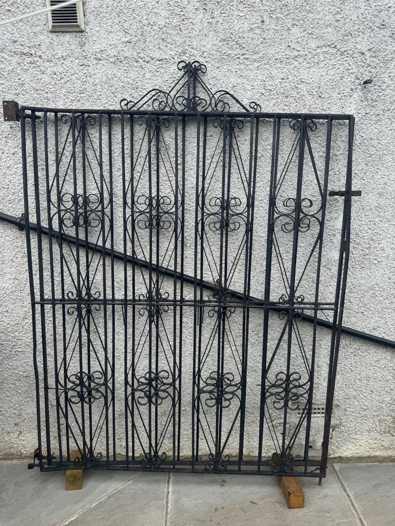Double driveway iron gates 146cm x 180cm each gate with decorative design 