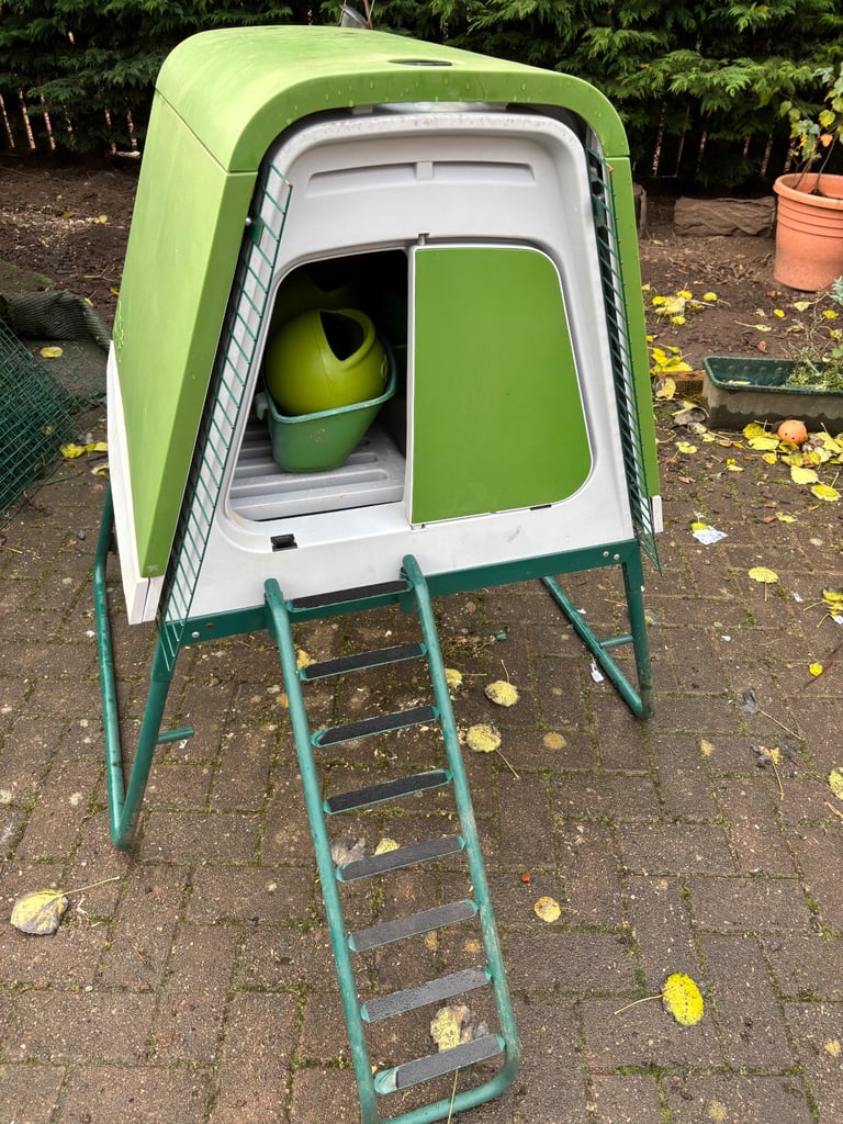 EGLU GO UP - CHICKEN COOP FOR 3 LARGE HENS