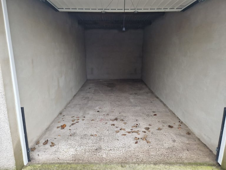 Garage for immediate rental in Weston
