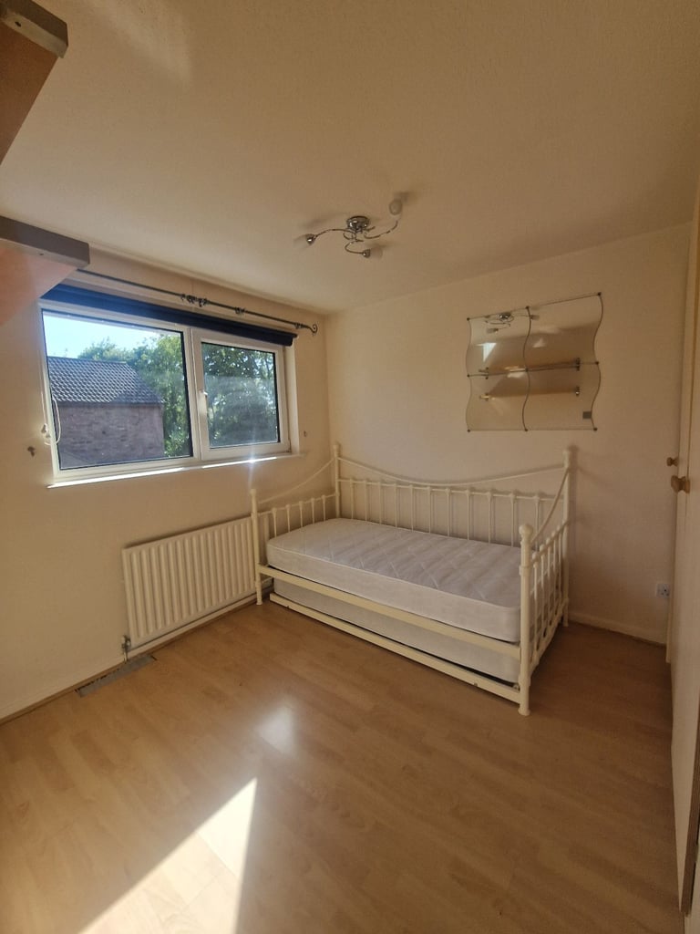 Bright & Spacious Family Home in Quiet Heald Green Cul-de-Sac – Garden, Driveway, Near Schools