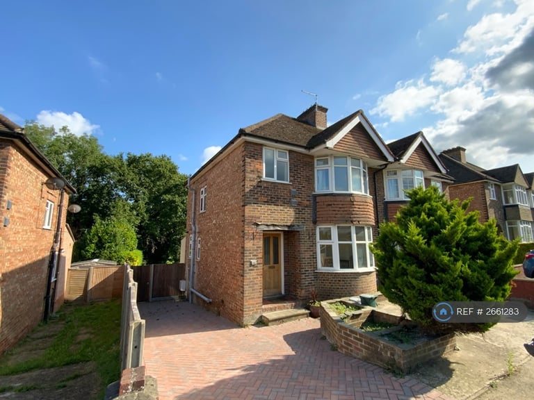 image for 6 bedroom house in Ash Grove, Guildford, GU2 (6 bed) (#2661283)