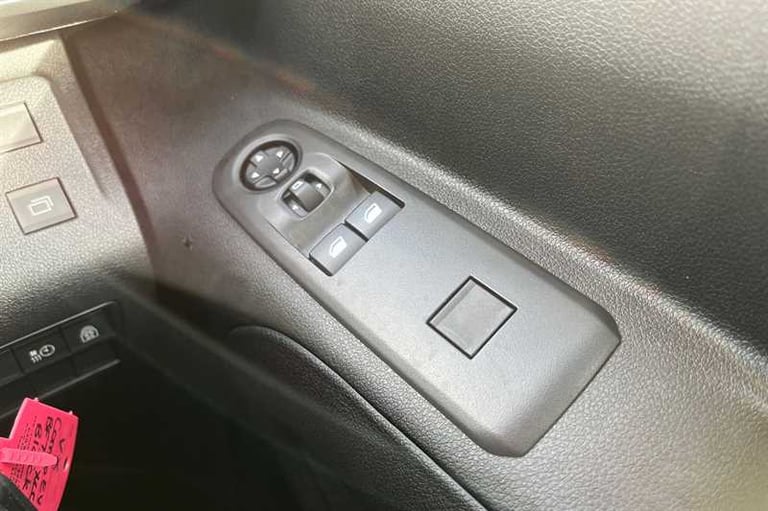 2025 Vauxhall Combo Life Electric 52kWh Design XL MPV 5dr Electric Auto (7.4kW Charger) (136 ps) ...