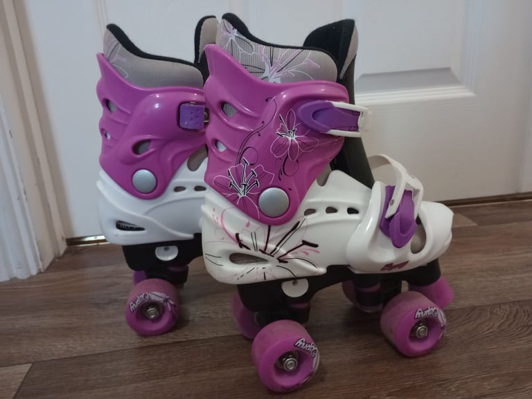 Adjustable size children's roller boots plus pads