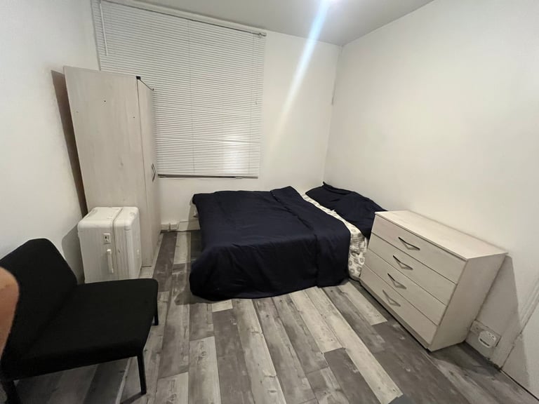 ROOM 800 N15 4NR