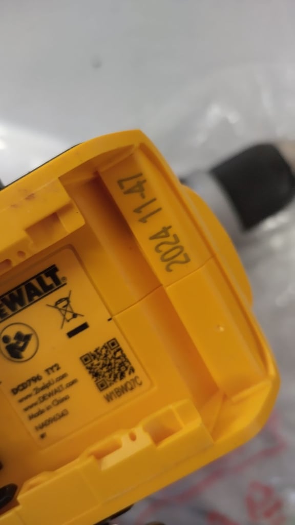 new cordless dewalt battery drill dcd796 13mm chuck 18v 20v . free post . no 5ah battery bare unit