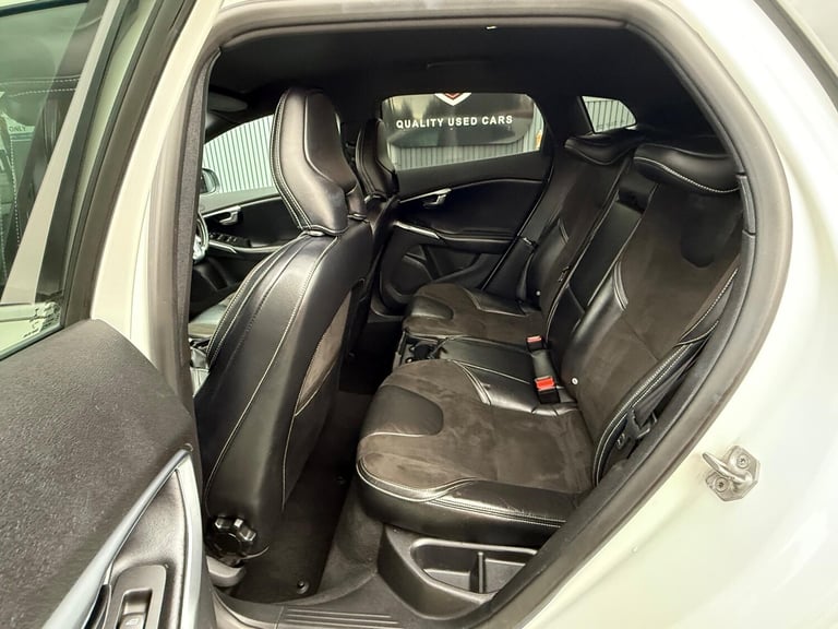 2015 Volvo V40 2.0 T2 R-Design Hatchback 5dr Petrol Manual Euro 6 (s/s) (122 ps) HATCHBACK Petrol...