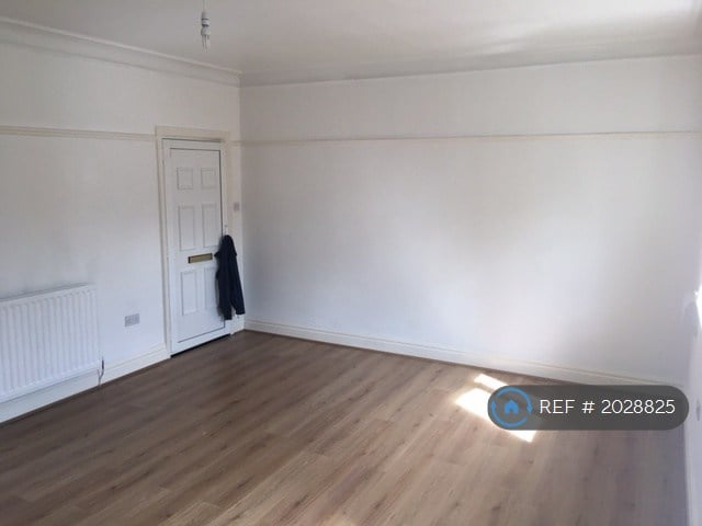 2 bedroom flat in Highfield Road, Widnes, WA8 (2 bed) (#2028825)