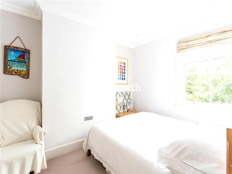 🏠 Bright and cozy room available in Poplar 