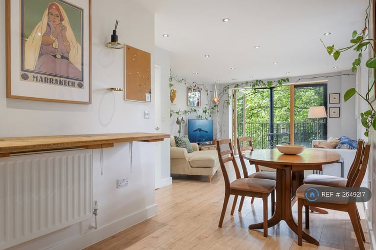 3 bedroom flat in Upper Clapton Road, London, E5 (3 bed) (#2649217)