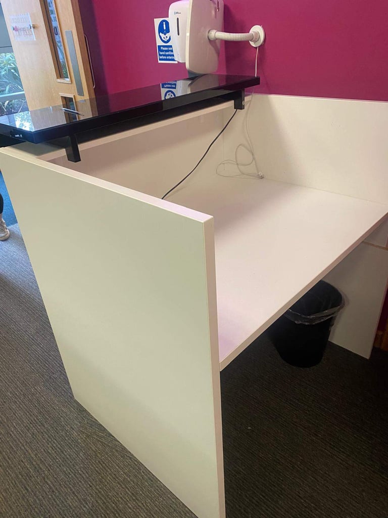 White & Black Reception Unit