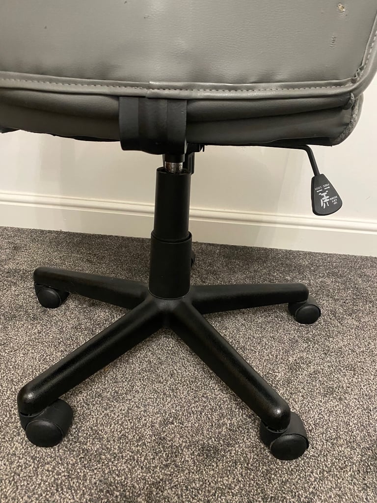 Comfy office chair for sale! With lower back surport 