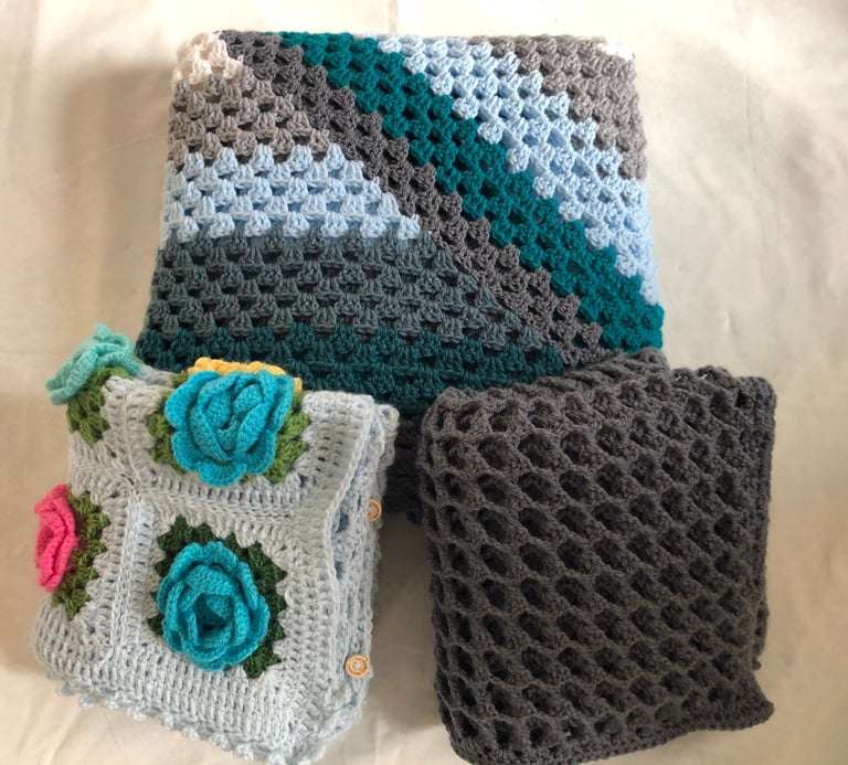 Handmade Crochet Blanket 155x155cm with 2 Free Cushion Covers – Beautiful Gift Set