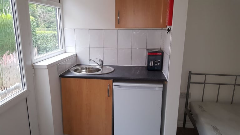 Ensuite DSS only shared house - fantastic place, 6 x ensuites. Not to be missed!