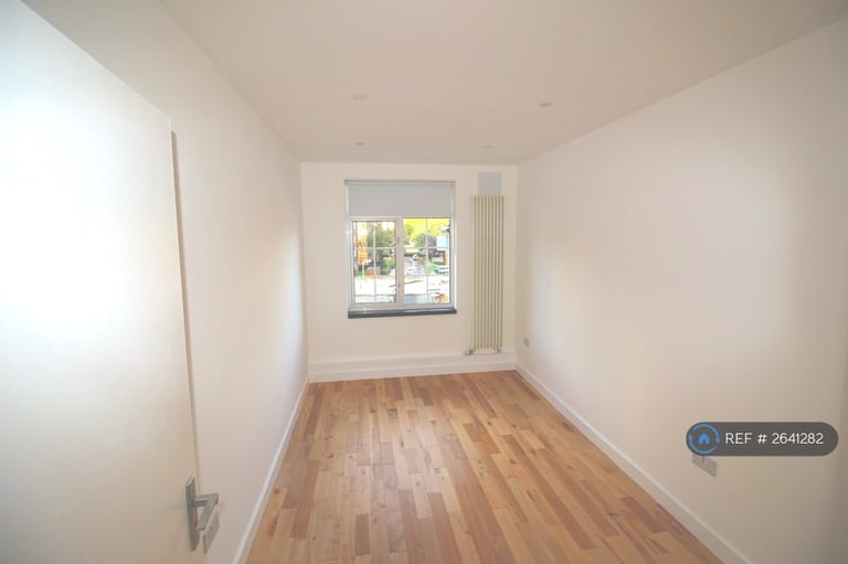 3 bedroom flat in Davidson Gardens, London, SW8 (3 bed) (#2641282)