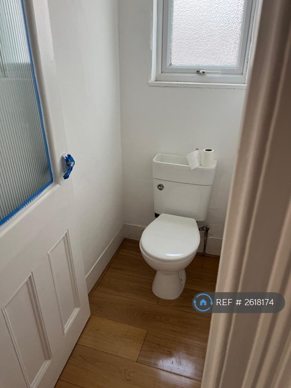 2 bedroom flat in Ballards Lane, London, N3 (2 bed) (#2618174)