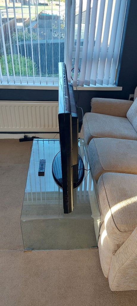 46 inch Hitachi Freeview Tv