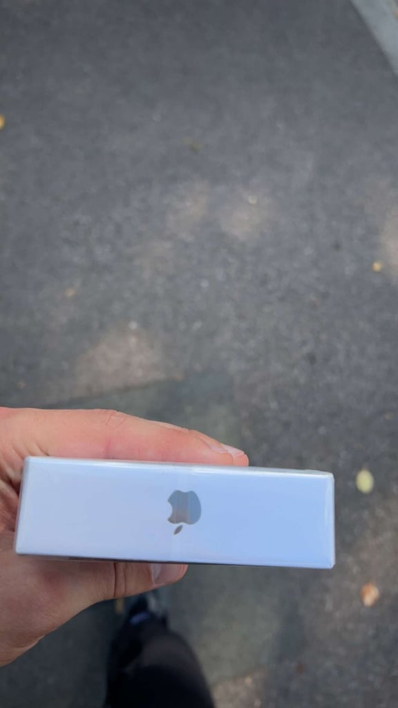 brand new iphone 16 pro max 1tb sliver with reciept