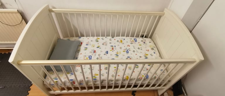 Mamas & papas cotbed and matress retail worth £350