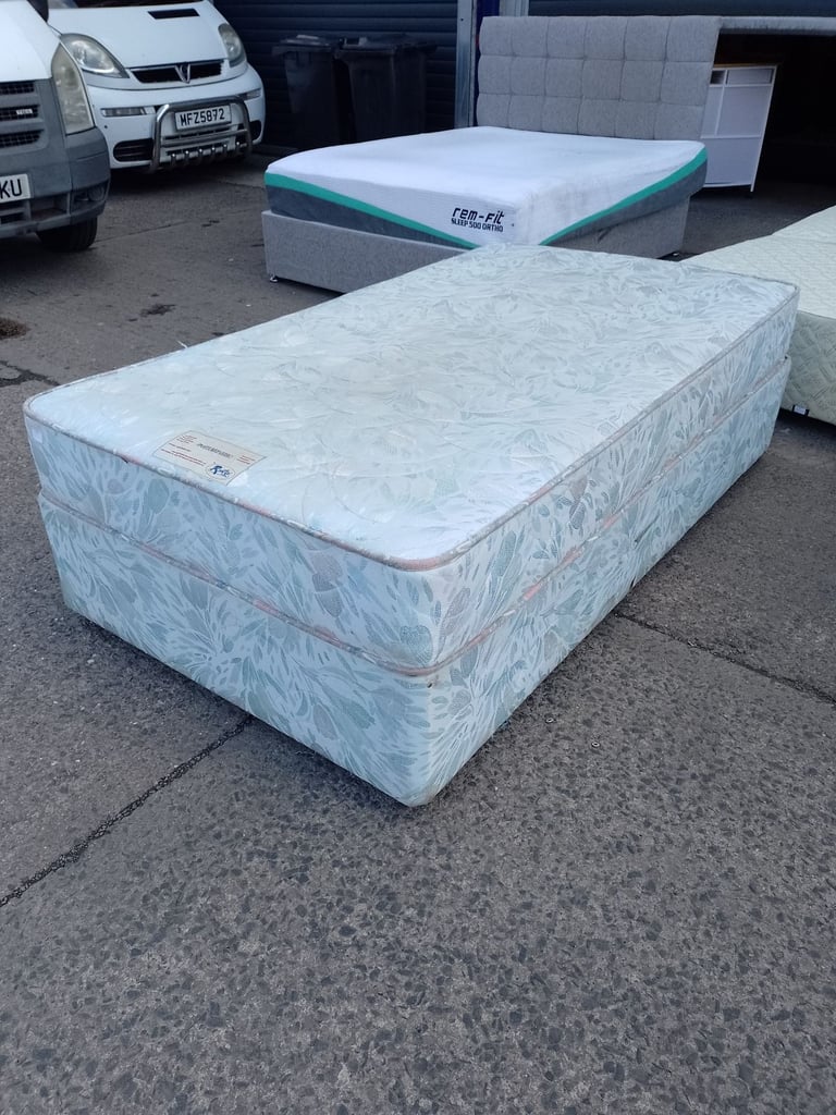 Single divan with mattress, Ref:18428 £55.00