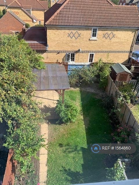 6 bedroom house in Nightingale Shott, Egham, TW20 (6 bed) (#1564860)