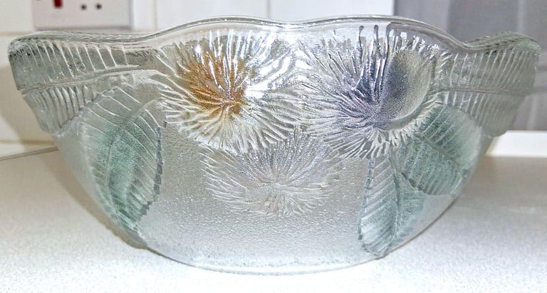 image for STRONG GLASS FRUIT BOWL IN PERFECT CONDITION