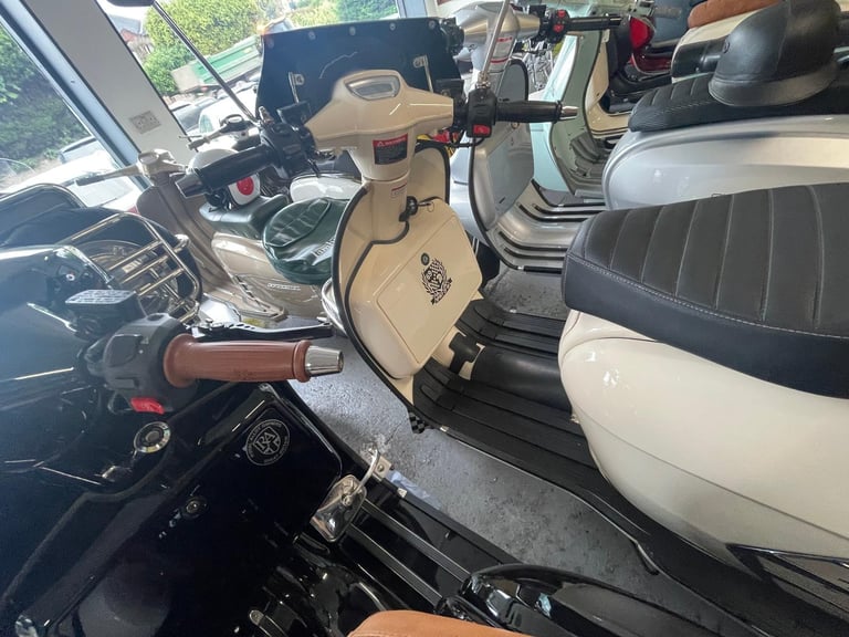 Royal Alloy GP 200 LC scooter