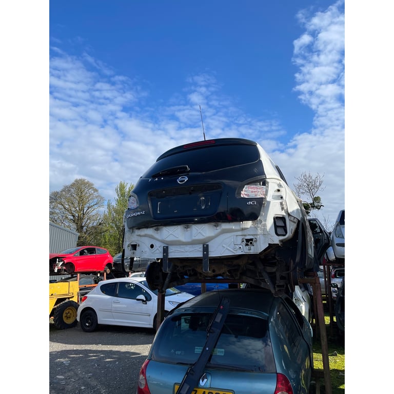 Nissan qashqai +2 tailgate 2013 black