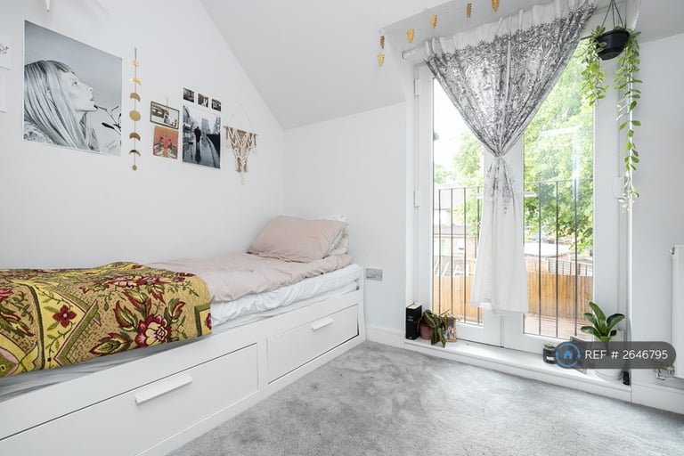 2 bedroom flat in Lawton Green, Loughton, IG10 (2 bed) (#2646795)