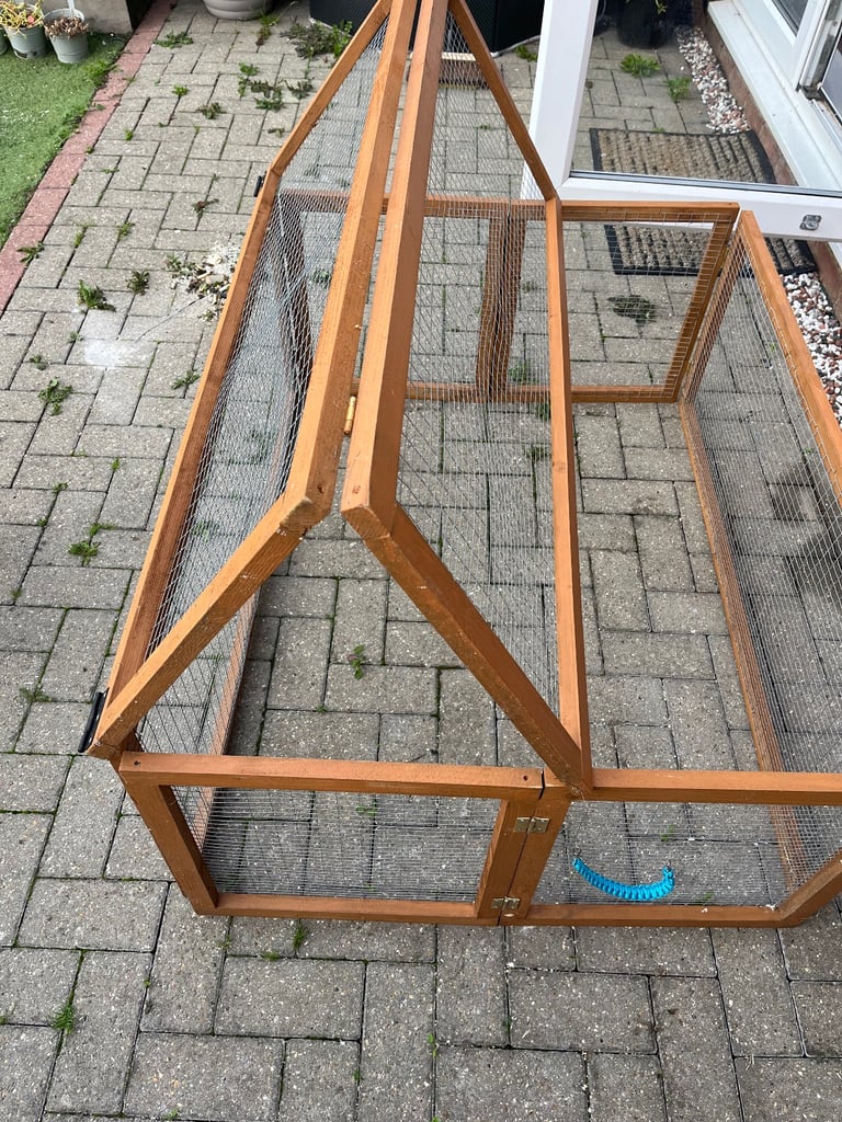 Foldable rabbit/guinea pig run