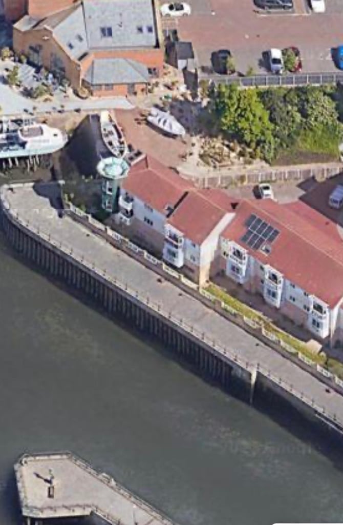 2 bed river flat for rent 