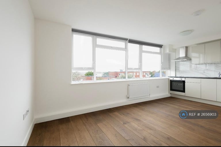 1 bedroom flat in Rubens House, London, N3 (1 bed) (#2656903)