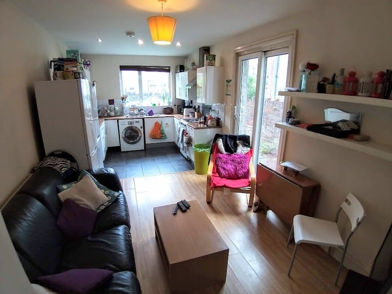 Double room in all female house in Roath. All bills included