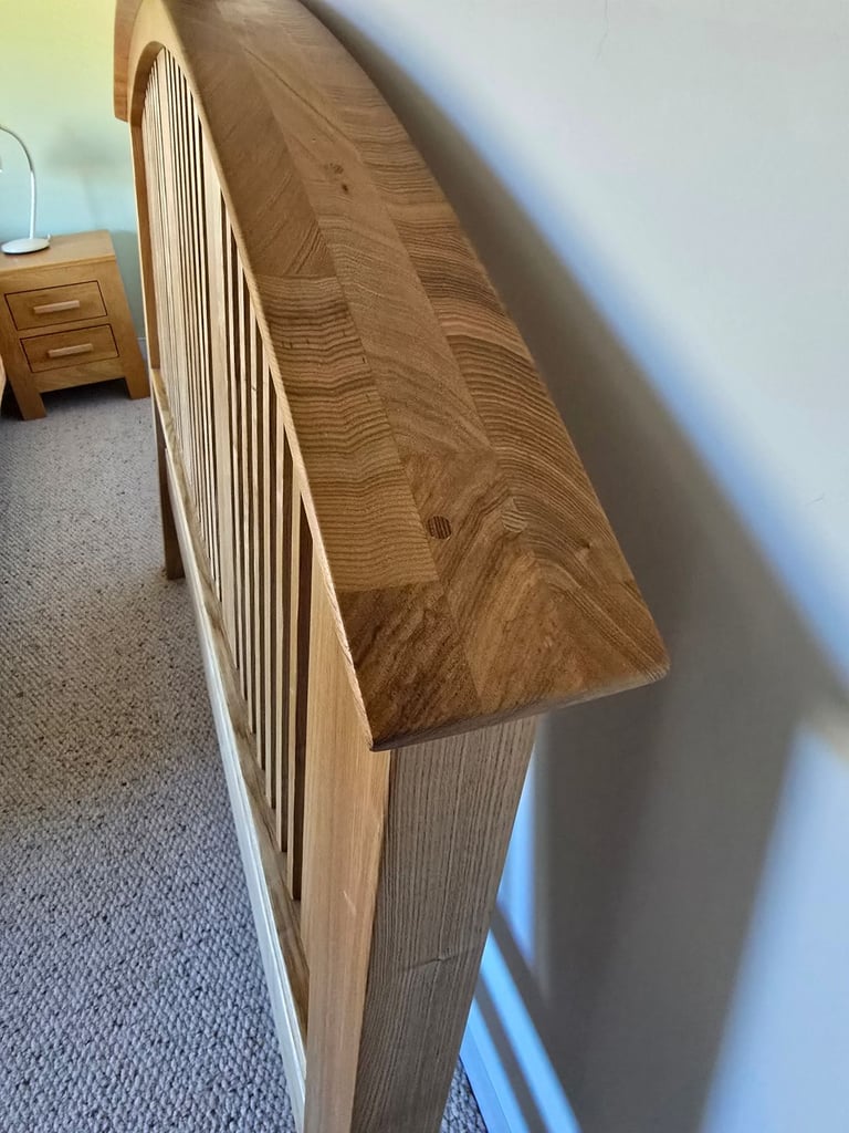 Solid oak kingsize bed and pair of matching bedside cabinets