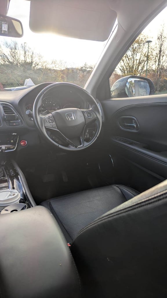 2019 Honda HR-V 1.5 i-VTEC Automatic – Panoramic Roof, MOT till March 2026, leather seats