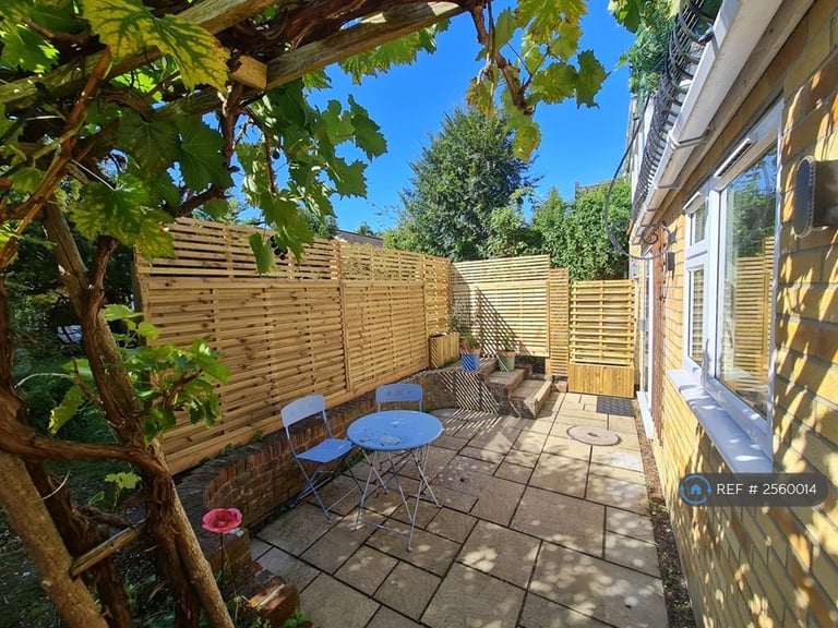 1 bedroom flat in Talbot Avenue, High Wycombe, HP13 (1 bed) (#2560014)