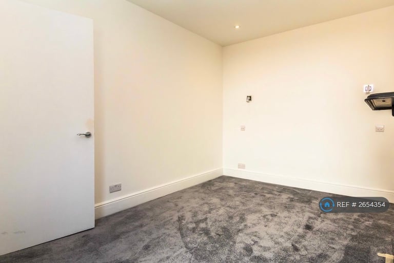 2 bedroom flat in West End Lane, London, NW6 (2 bed) (#2654354)