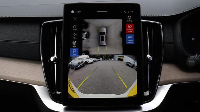2025 Volvo XC90 B5 (P) AWD Plus Dark (Harman Kardon Sound, 360 Camera, Apple CarPlay, BLIS) ESTAT...