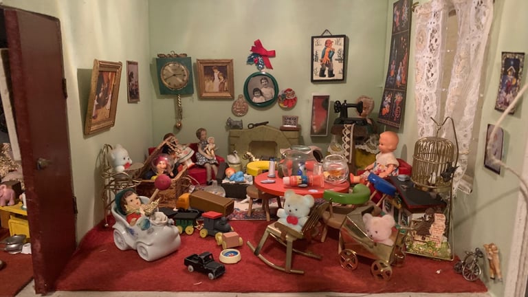 Lovely unique collectible wooden dolls house (1/12th scale), with lighting and contents 