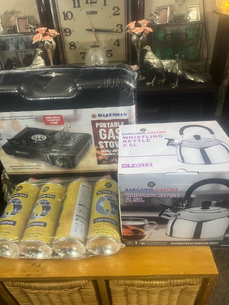 NEW single gas stove, 4 x gas cans & whistling kettle Bundle
