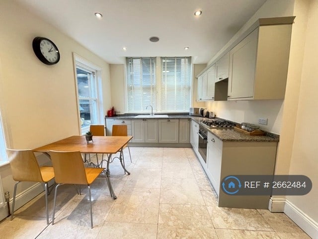 3 bedroom flat in Cheltenham Crescent, Harrogate, HG1 (3 bed) (#2662484)