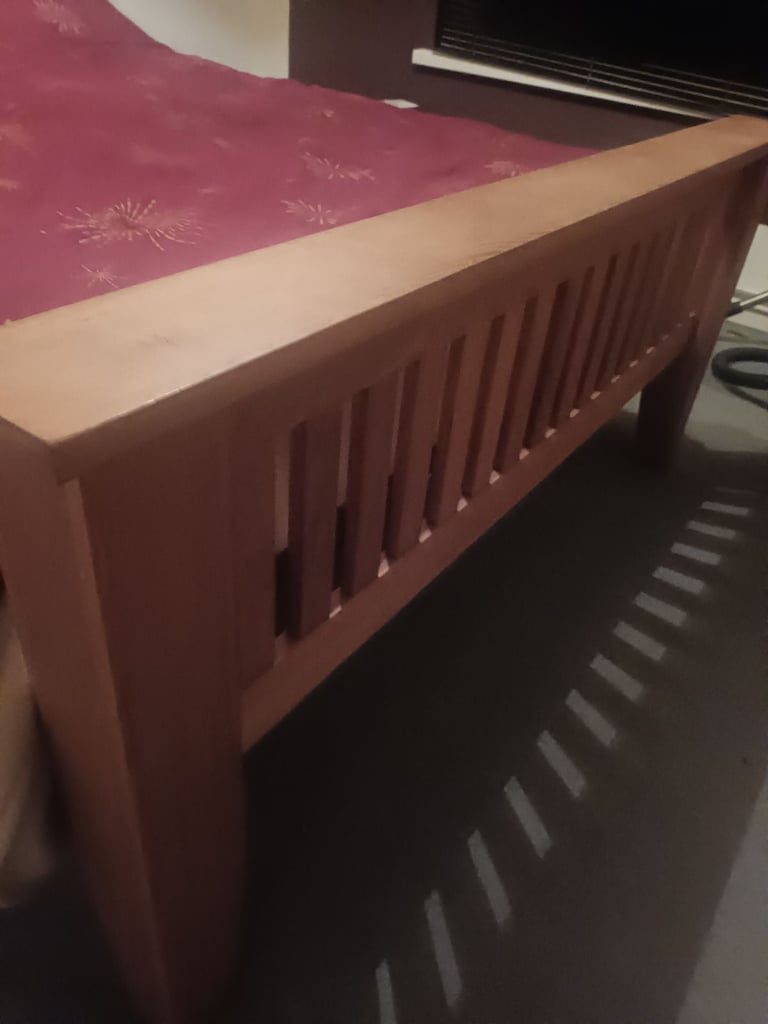 Double bed in solid pine with excellent mattress 