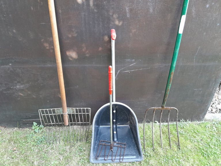 STABLE MUCKING OUT FORKS + SCOOP.. L@@K !